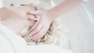 Kopfhautmassage f&uuml;r gesunde Haarwurzeln